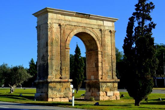 Arc de Bera Monument
