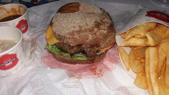 Famous Burger Bar e Lanchonete