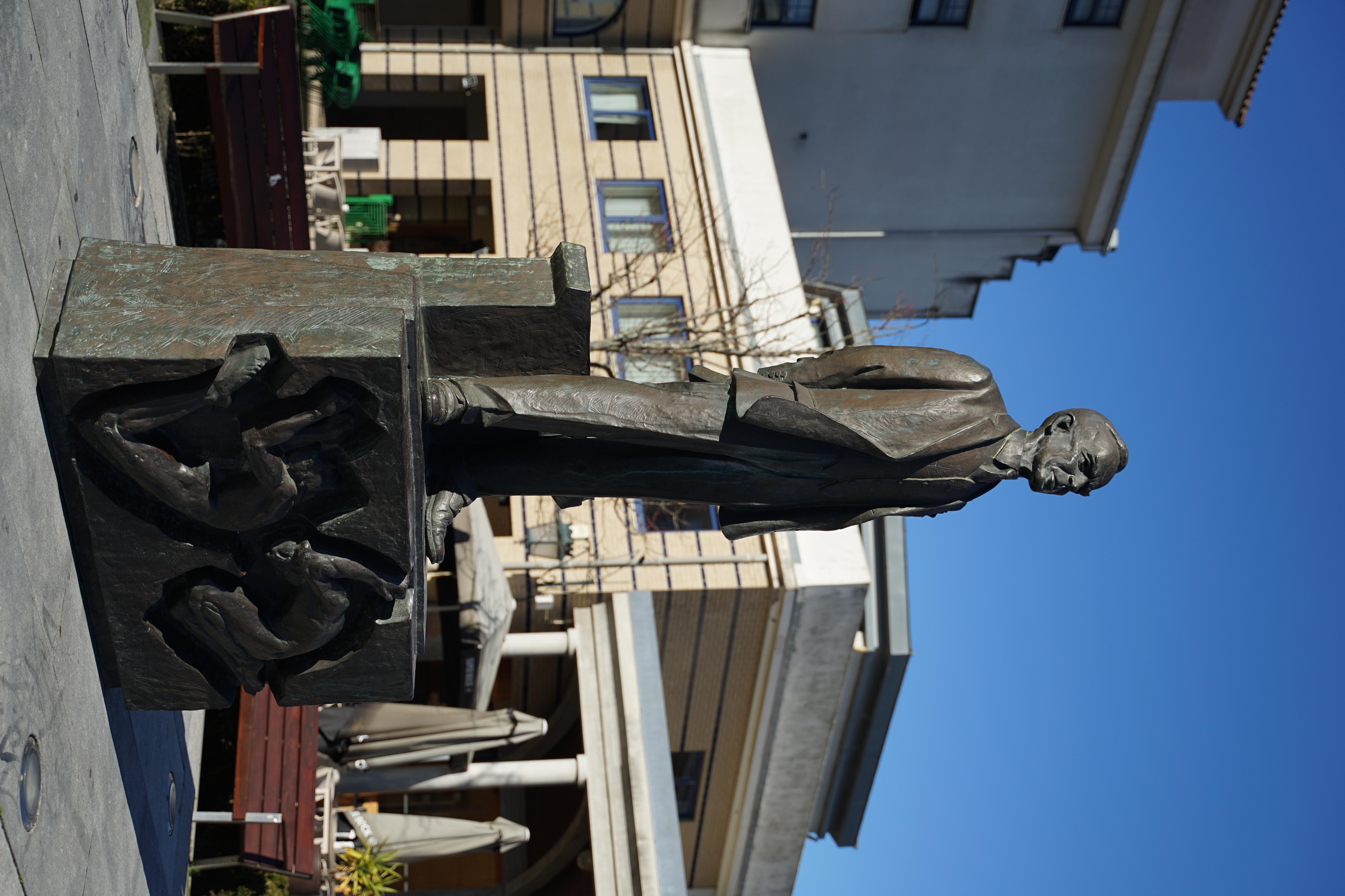 Estátua de José Régio