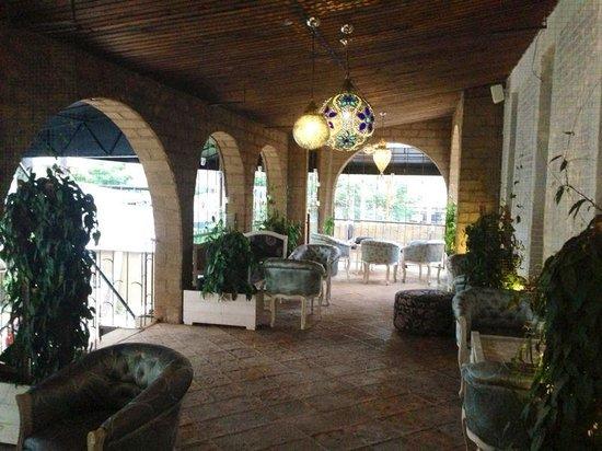 Luna Mora Lounge