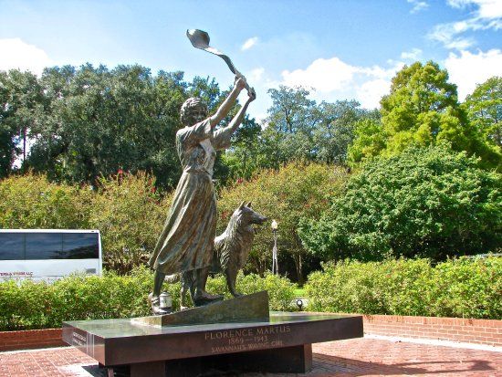Savannah's Waving Girl Statue